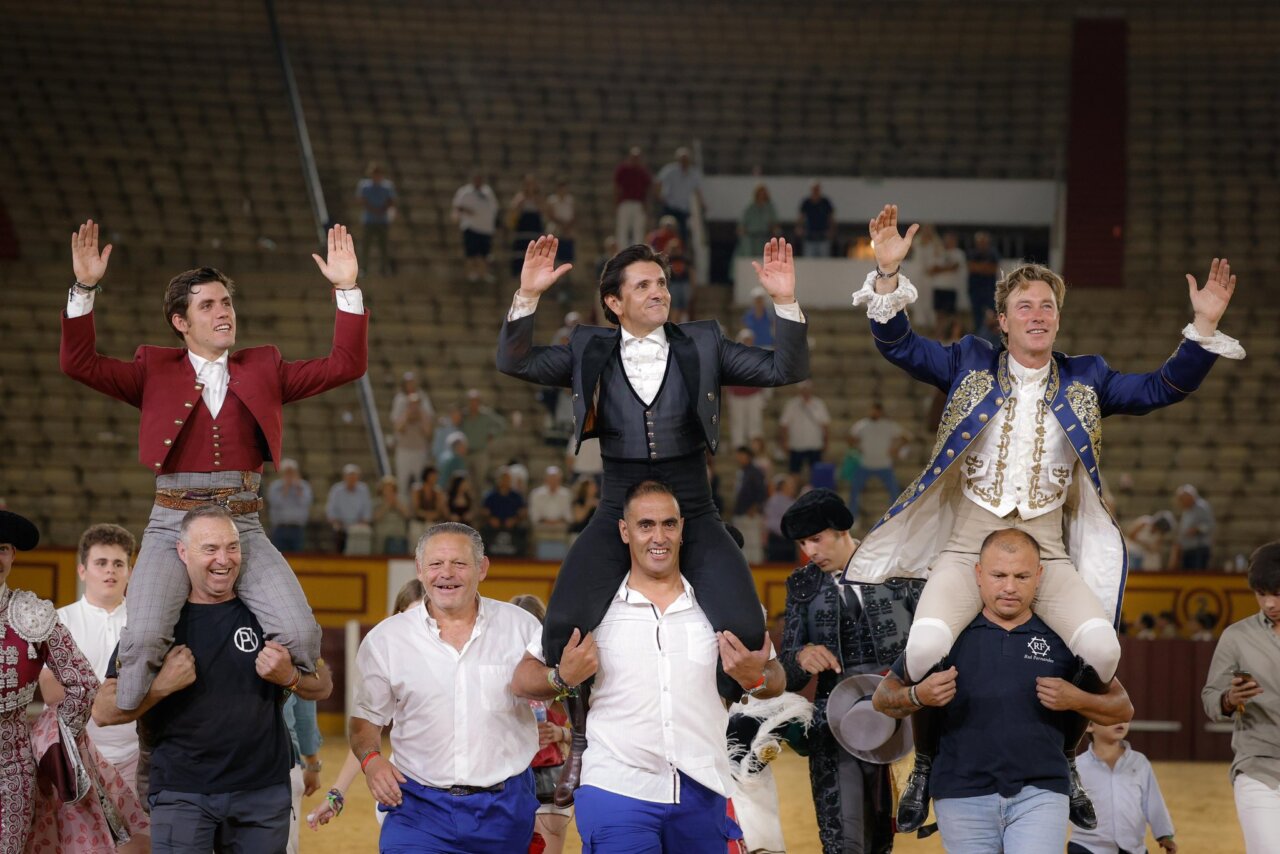 Pleno de Ventura y Guillermo Hermoso, en hombros con Rui Fernandes en Badajoz