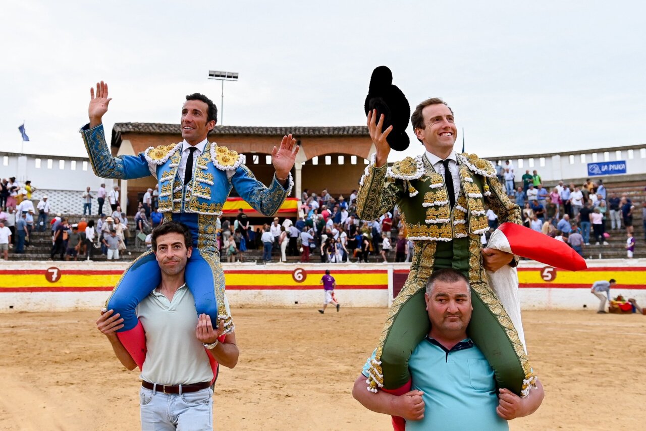 Román y David de Miranda, puerta grande con valdellanes en Sahagún