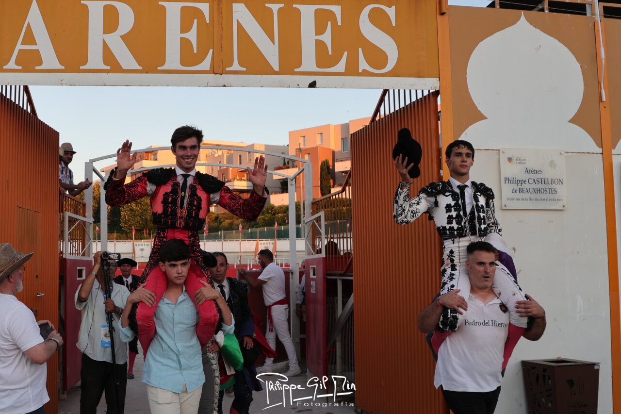 Tomás Bastos a hombros con Julio Romero en Boujan-sur-Libron