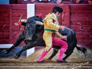 El quite a cuerpo limpio: ¡y no se derramó una sola gota! Foto: Arjona