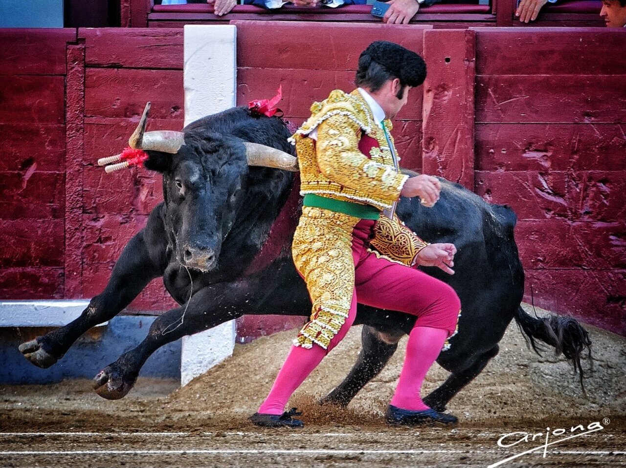 El quite a cuerpo limpio: ¡y no se derramó una sola gota! Foto: Arjona