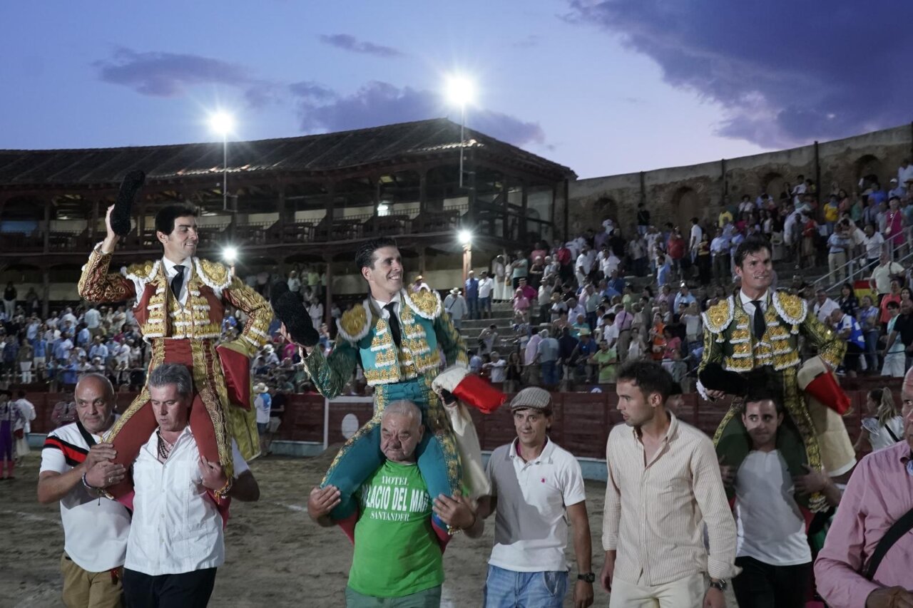 Perera, Talavante y un rotundo Luque, triunfal homenaje a Manolo Lozano en Segovia