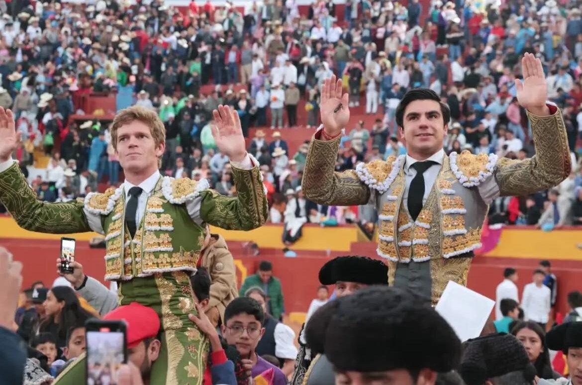 Borja Jiménez y Colombo, tarde triunfal ante el llenazo en Chota