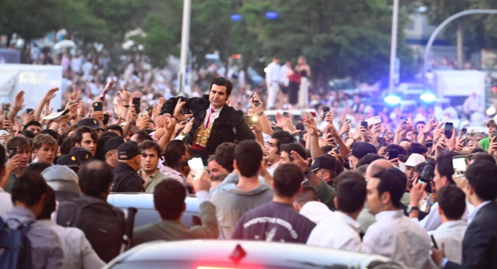 Histórica puerta grande de Morante, en hombros desde Las Ventas a Manuel Becerra (y porque la policía no quiso cortar el tráfico)