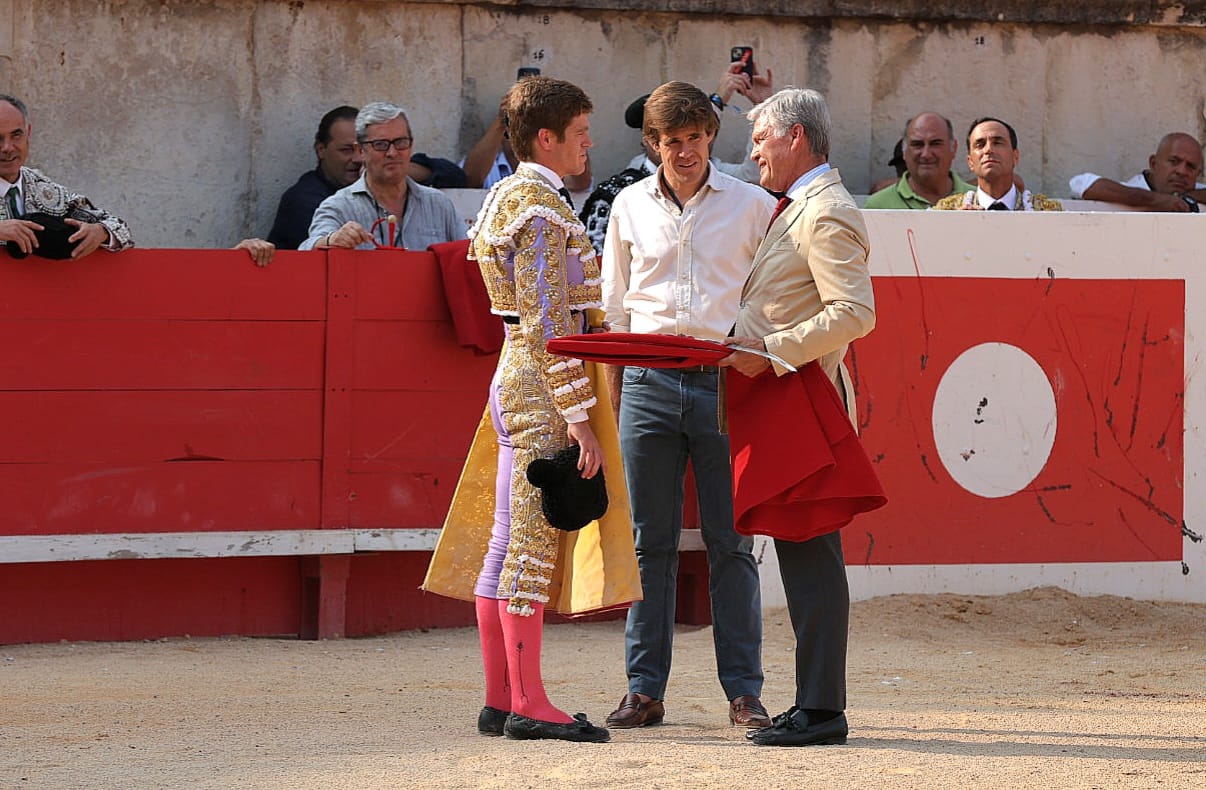 Espartaco, padrino de lujo de una simbólica confirmación de Borja Jiménez en Nimes