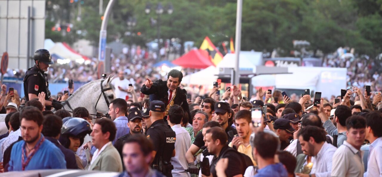 Morante, en hombros por las calles de Madrid al grito de: ¡José Antonio, Morante de la Puebla!