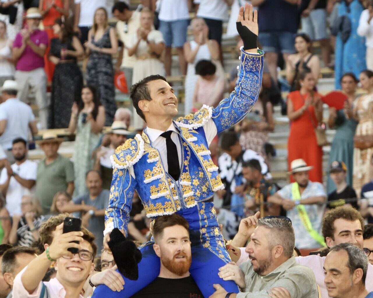 La rotundidad de Manzanares, pleno en casa en la noche de San Juan