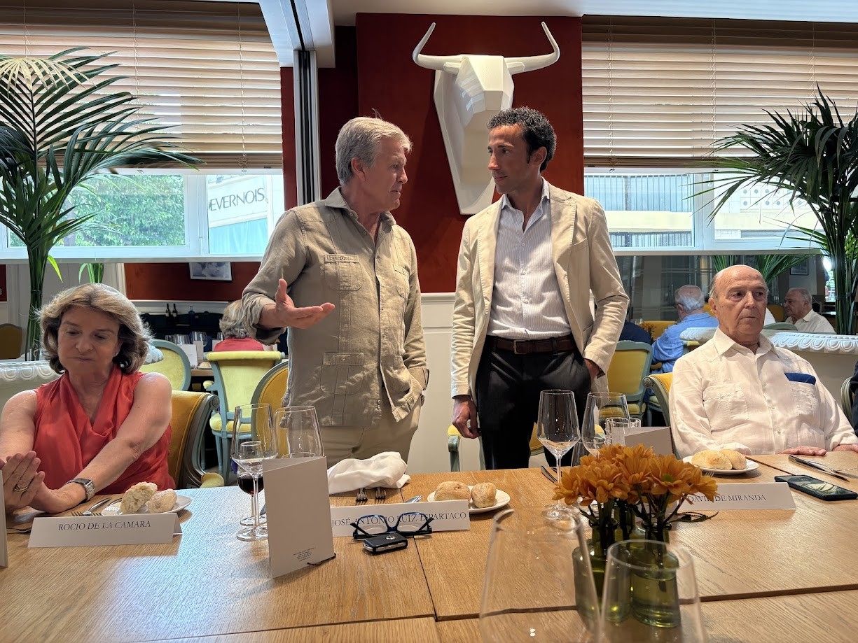 La Tertulia Espartaco del Hotel Colón de Sevilla se reúne con David de Miranda