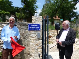 Uno de los propietarios actuales de la casa y Francis Fabre, director de la revista "Toros" desvelando la placa del paseo