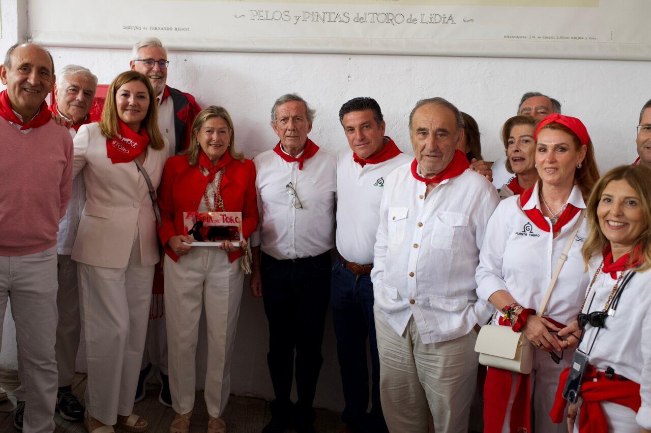 Ricardo Gallardo recoge el trofeo Feria del Toro 2024 por la corrida más completa de Pamplona