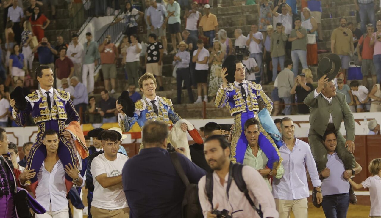 Borja Jiménez, cuatro orejas y rabo, a hombros con Galván y Molina en Manzanares
