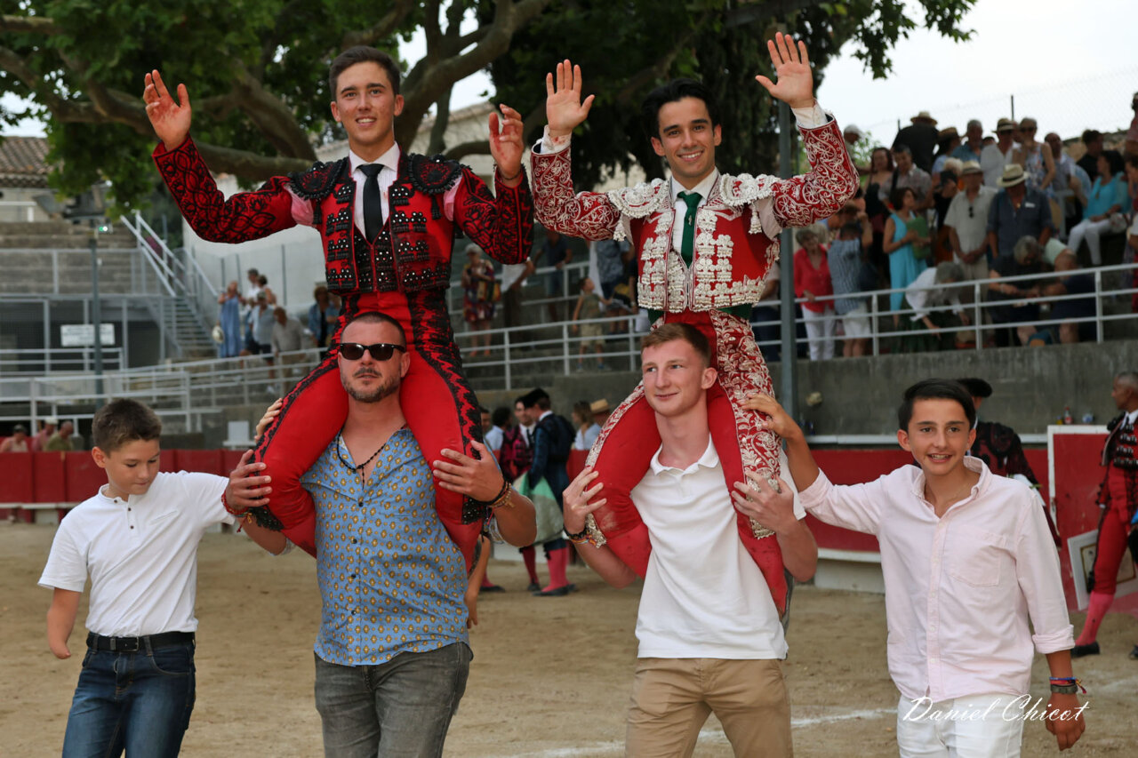 Víctor Clauzel a hombros junto a Nino Julian en Tarascon