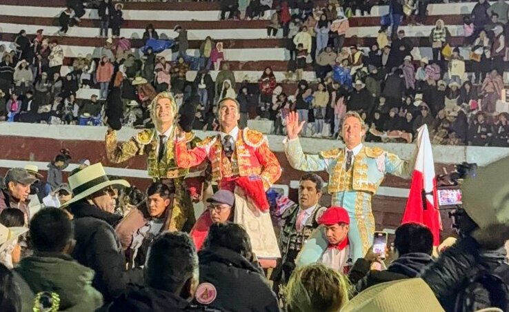 El Fandi indulta en Palcamayo, a hombros con Alfonso de Lima y Younes