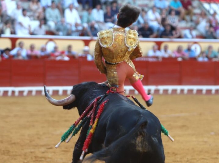 Feísima cogida a Aarón Palacio al entrar a matar a su primero en El Puerto