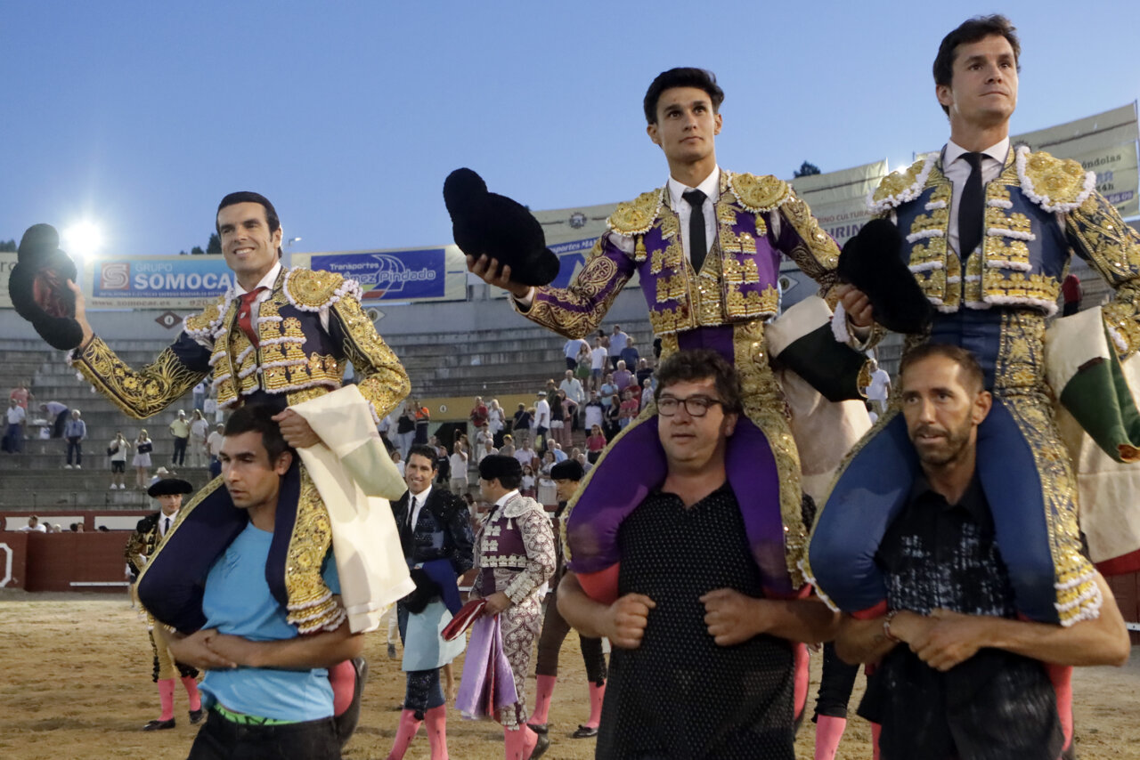 Un soberbio Diosleguarde, un rabo, por la puerta grande con Luque y Emilio de Justo en Arévalo