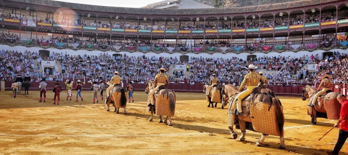 Vuelta al ruedo para Mari Paz Vega en el toro de su despedida de los ruedos en Málaga
