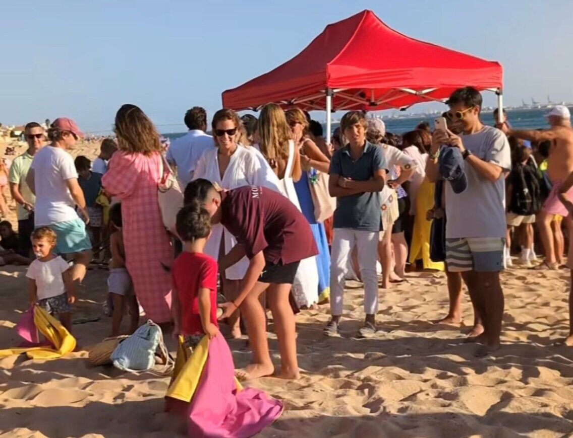 "El capote de Pablo Aguado" congrega a centenares de niños en las playas de El Puerto