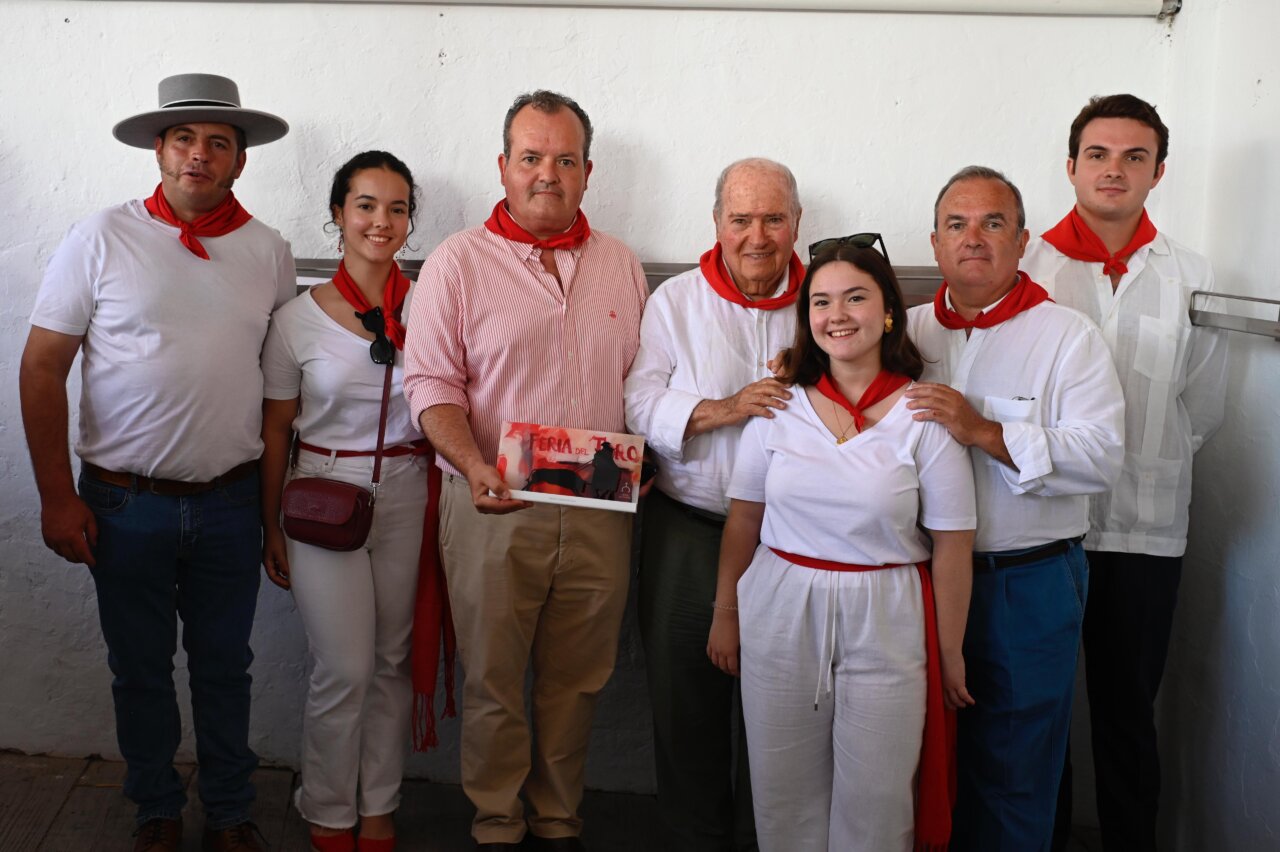 Victoriano del Río recoge el Trofeo Carriquiri 2024 en Pamplona