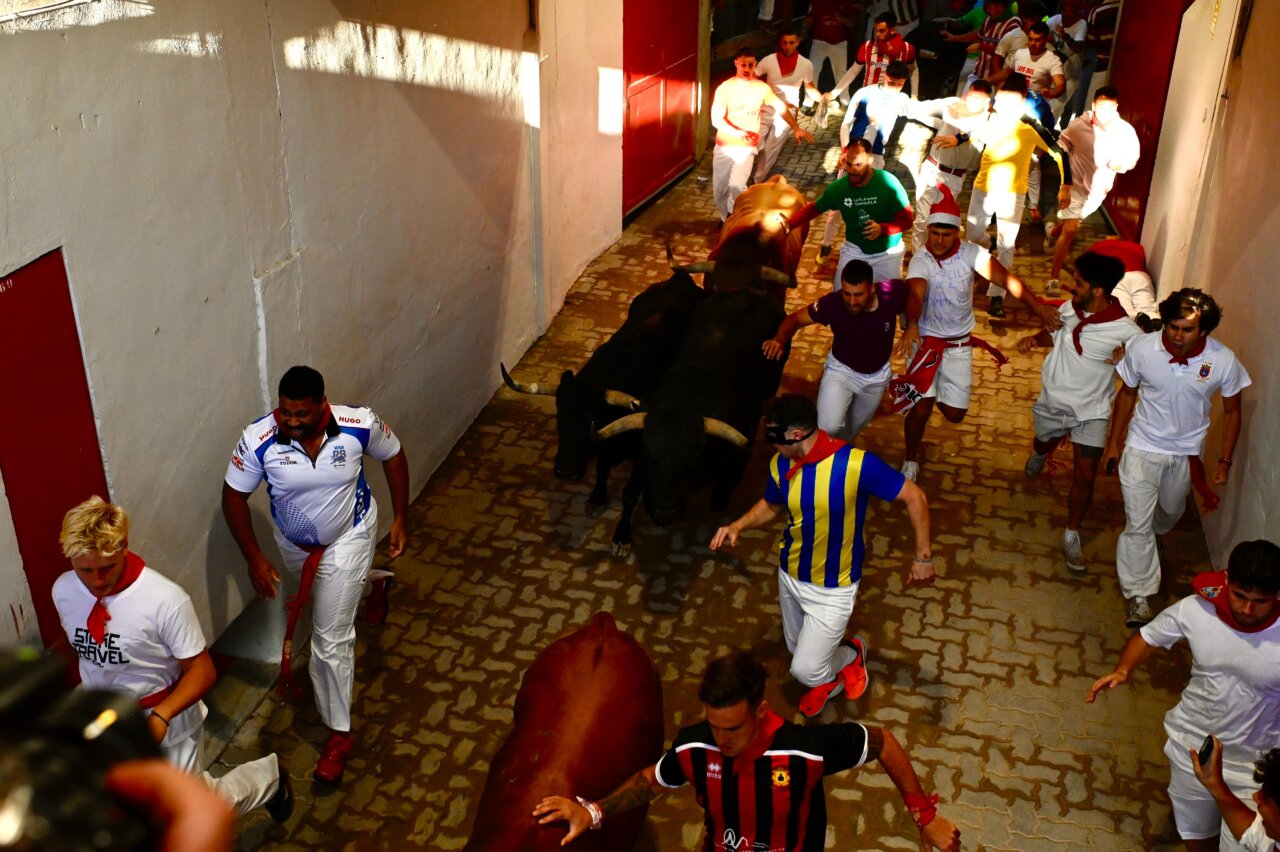 Los toros de Victoriano del Río rompen el cronómetro en el cuarto encierro de Pamplona