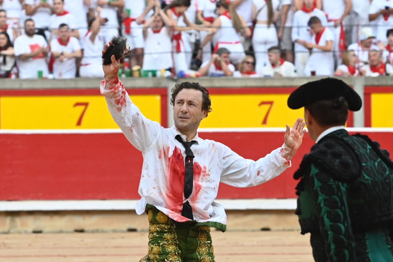 Rafaelillo trasladado al hospital tras la tremenda cogida del cuarto en Pamplona