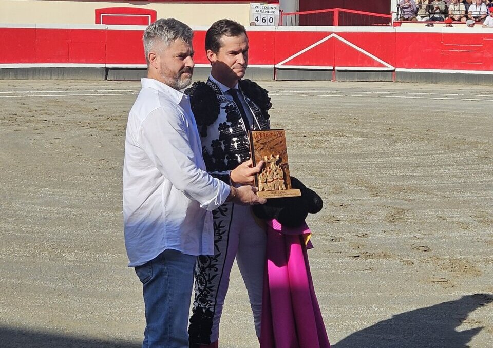 Luque recibe en Azpeitia el premio al triunfador de San Ignacio 2024