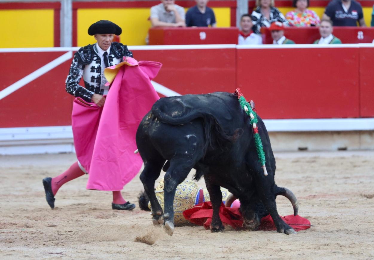 Bruno Martínez, volteretón al entrar a matar