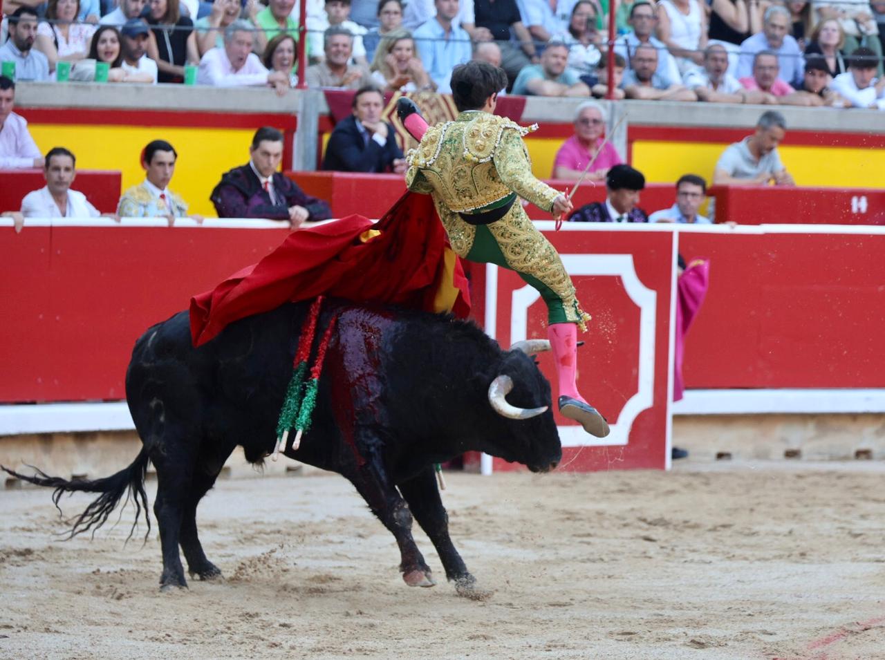 Aarón Palacio, fuerte voltereta en Pamplona