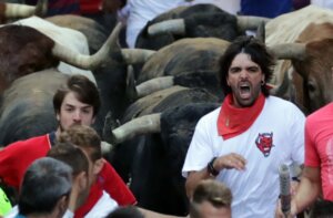 Sergio Colás, de blanco y con pañuelo rojo al cuello. Foto: Diario de Navarra.
