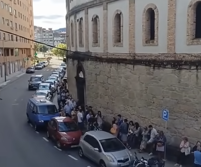 Largas y madrugadoras colas por las entradas de la Feria de la Peregrina