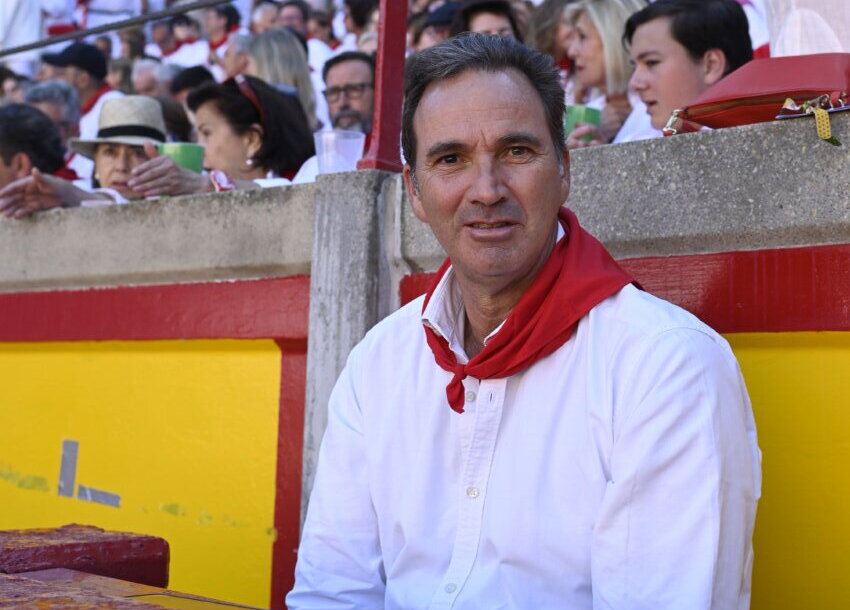 Álvaro Núñez calienta en la víspera