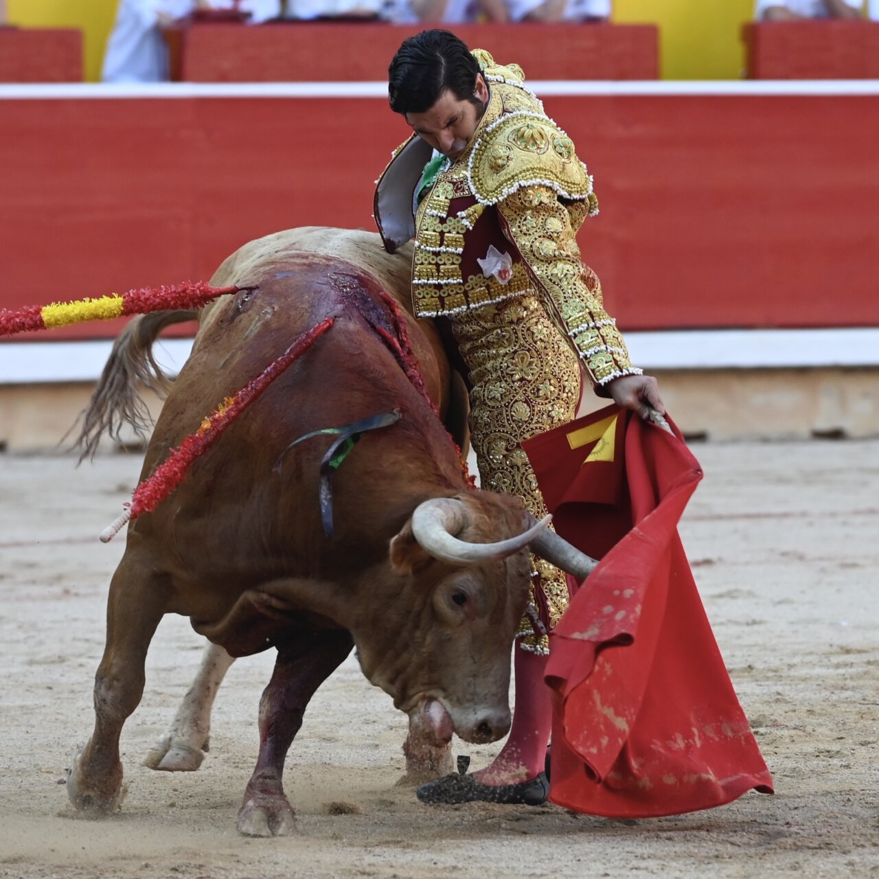 Morante desata la locura en su primera puerta grande en San Fermín