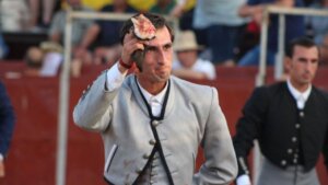 Miguel Serrano, con la oreja conquistada en un festival.