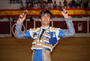 Manuel Caballero con las dos orejas del cuarto en Fregenal de la Sierra el pasado 20 de julio.