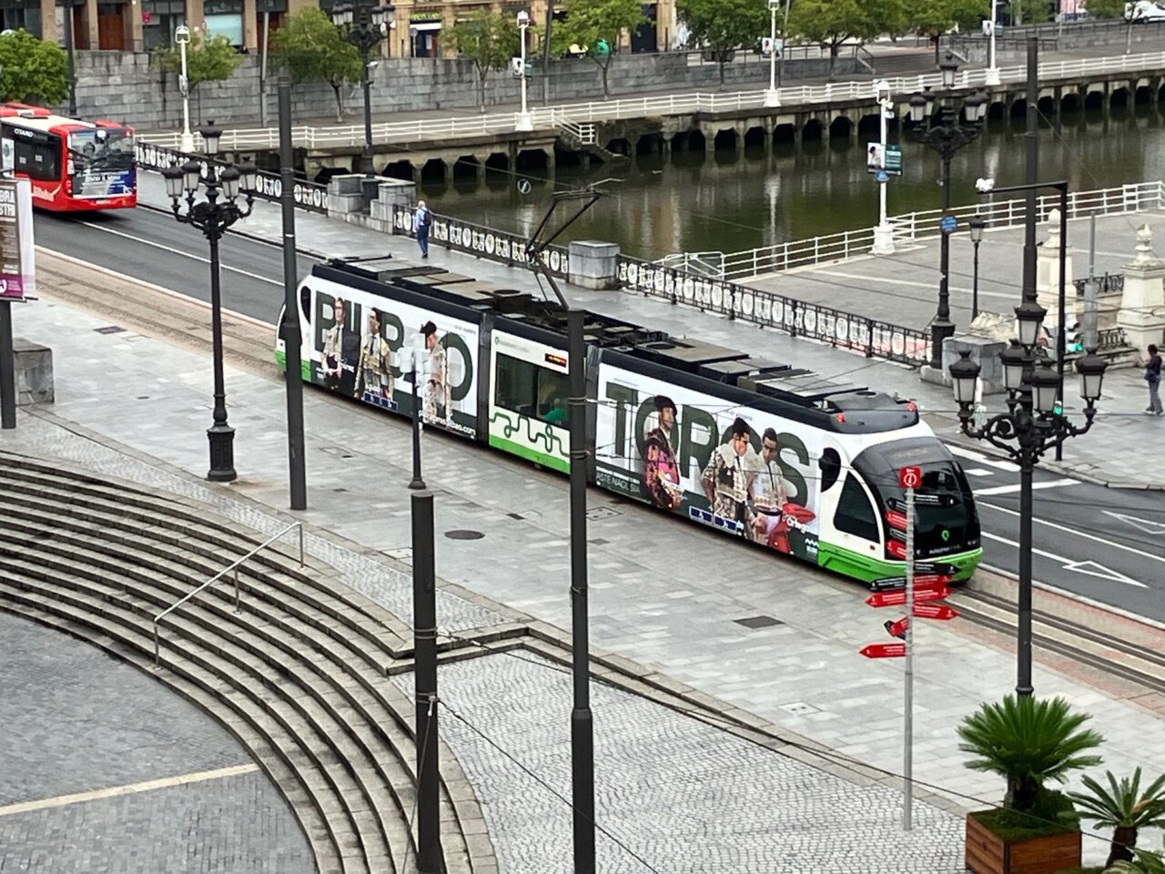 Las Corridas Generales se pasean en tranvía por Bilbao