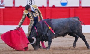 El Cid, toreando a Vengativo este viernes en Santander. Foto: Arjona