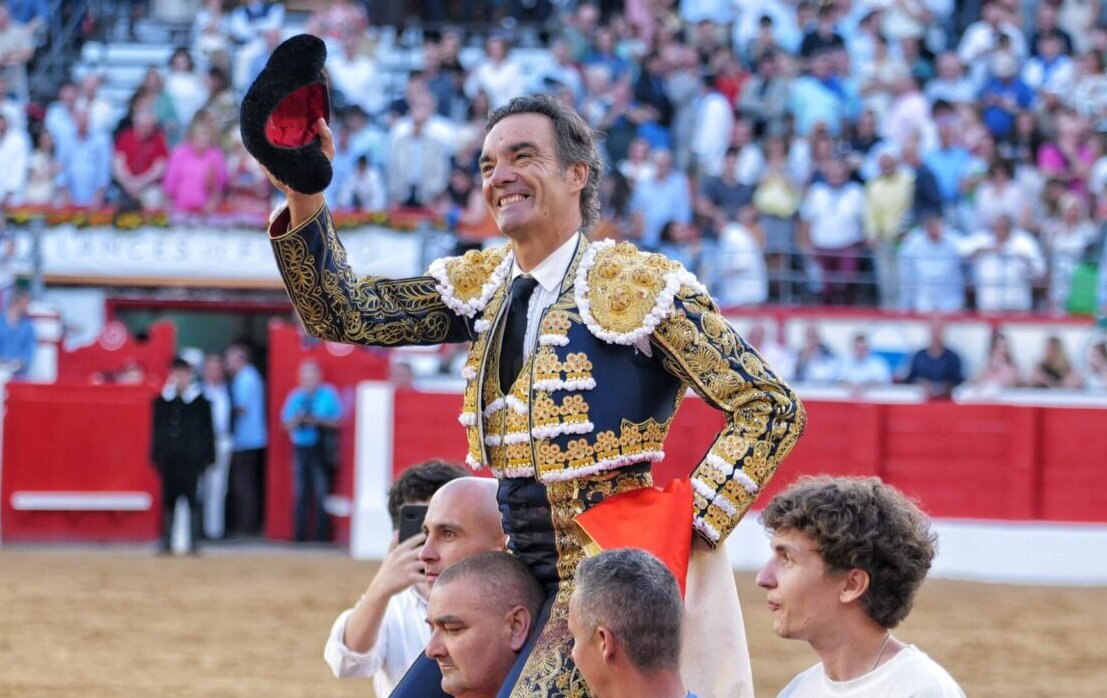 Extraordinaria tarde de El Cid, que cuaja un victorino de vuelta al ruedo en Santander