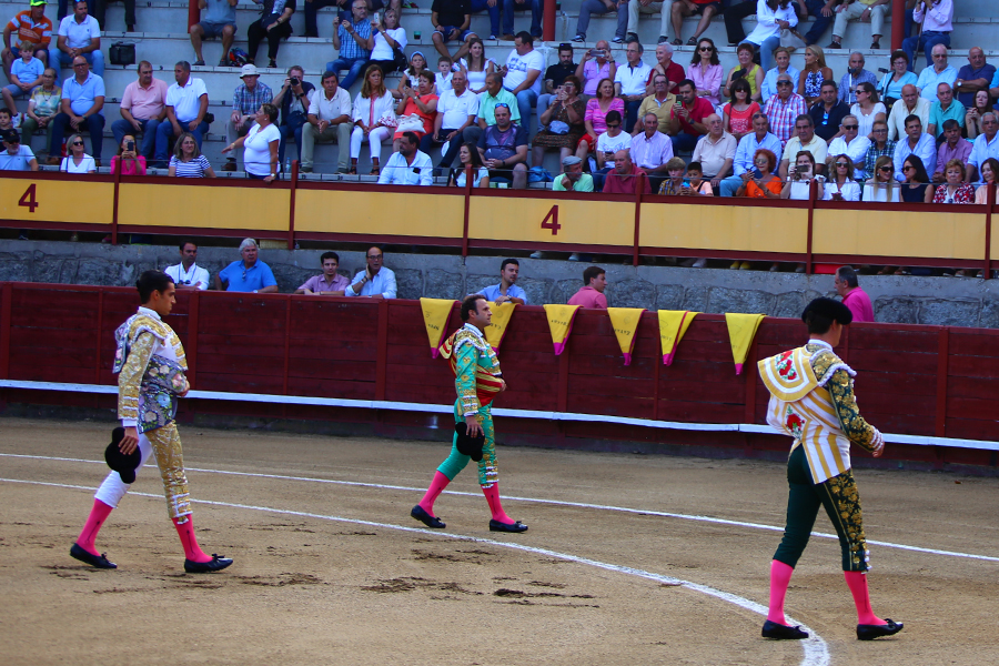 Una corrida de toros con un cartel de banderilleros y una novillada en Navaluenga