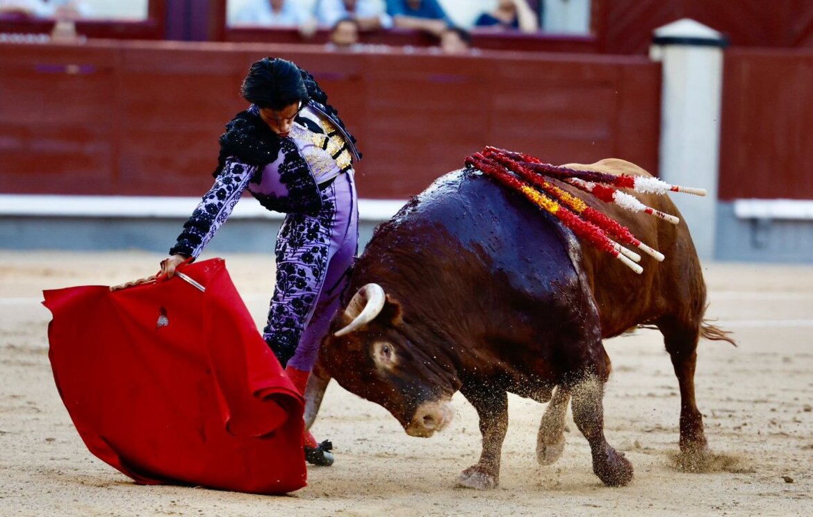 Gusta Nino Julian en Madrid en noche marcada por el percance de Mariscal Ruiz