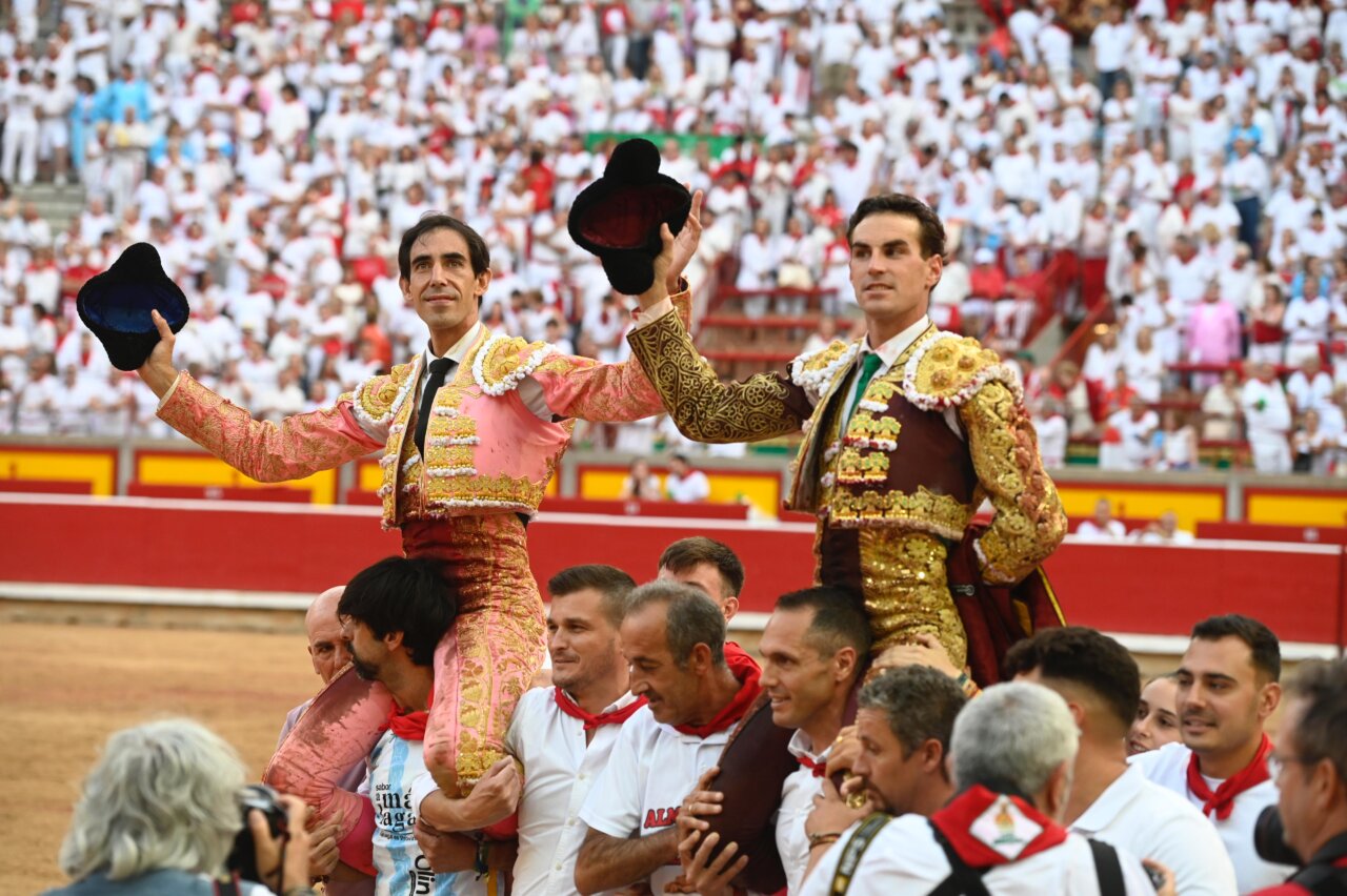 Fortes y Fernando Adrián, puerta grande a la entrega en Pamplona
