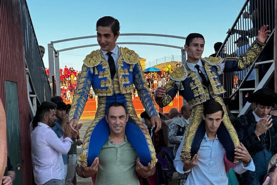 Nacho Torrejón y Julio Campano, a hombros en Las Navas del Marqués