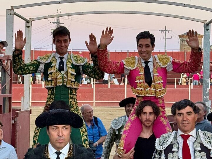 Lorenzo y Chicharro, a hombros en Las Navas del Marqués