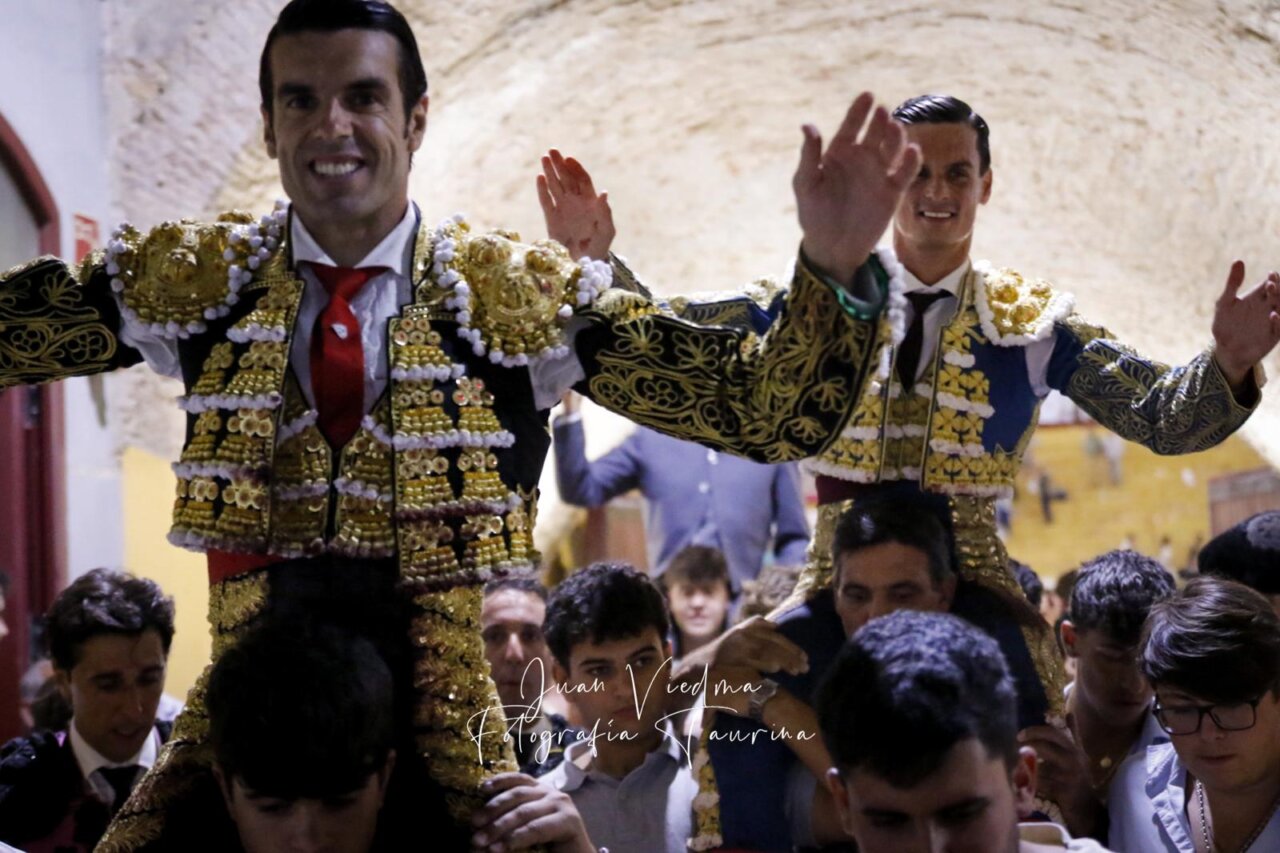 De Justo y Galván a hombros en tarde redonda ante los victorinos en La Línea