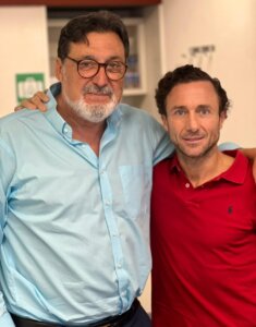 El doctor Ricardo Robles, junto a Rafaelillo.