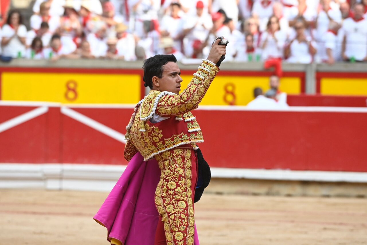 La casta de los escolares gradúa en pundonor a la terna en Pamplona