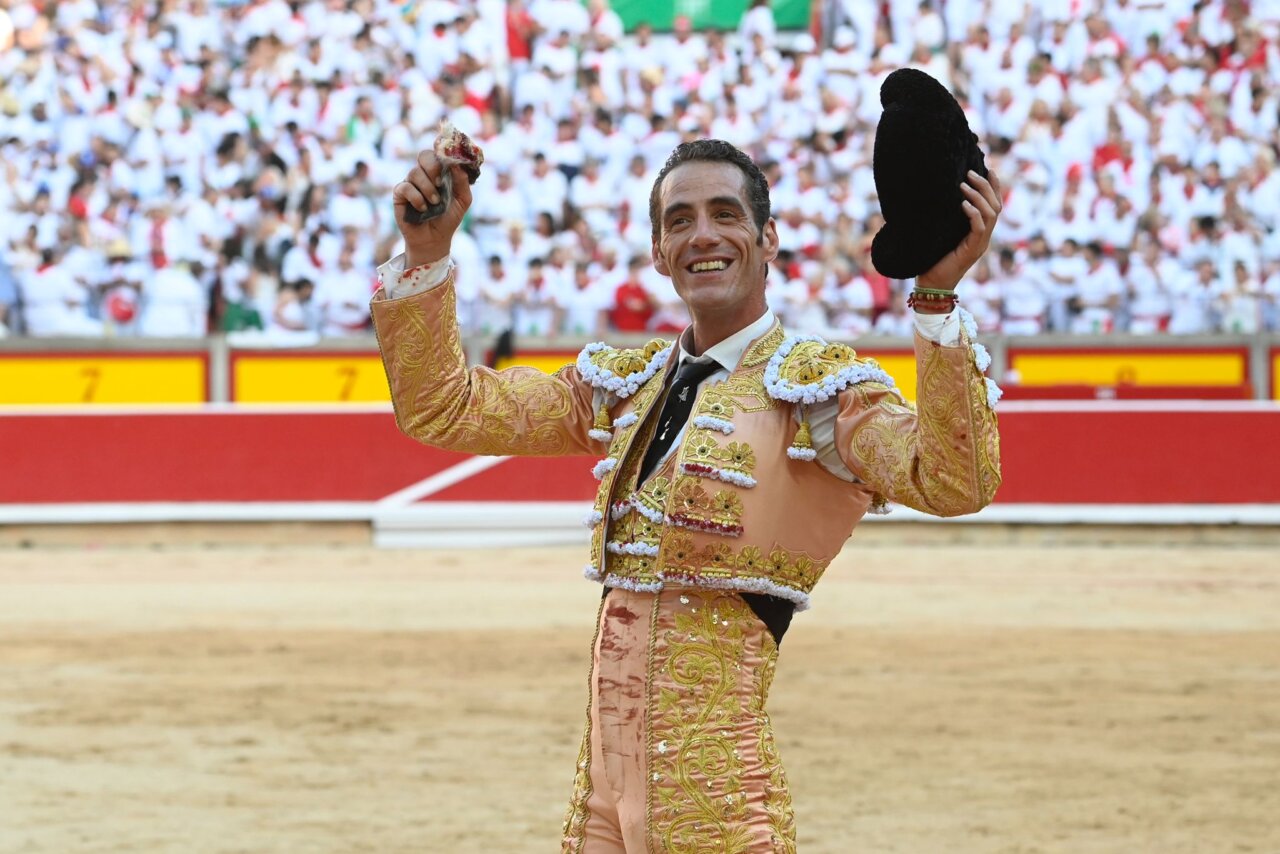 Pepe Moral, buen toreo al natural a un destacado cebada