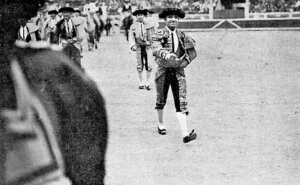 Juan Belmonte haciendo el paseíllo en su debut en la nueva plaza de toros de Pamplona. Año 1925.