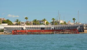 Plaza portátil instalada este 2025 en La Ràpita en plena playa.