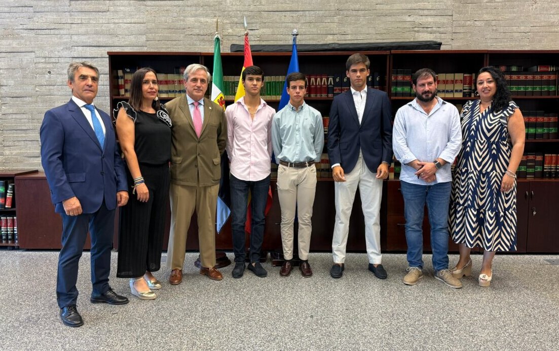 El consejero Ignacio Higuero recibe a los tres finalistas del Circuito de Extremadura