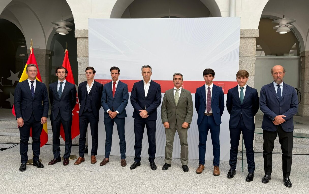 La Comunidad de Madrid recibe a los finalistas de la Copa Chenel y el Circuito de Novilladas