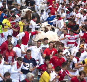 En la cuna del toro negro, Fernando Beltrán, delante, camiseta bicolor, Mateo Ferris. Pleno de valencianos. Foto Alejandro Navarro